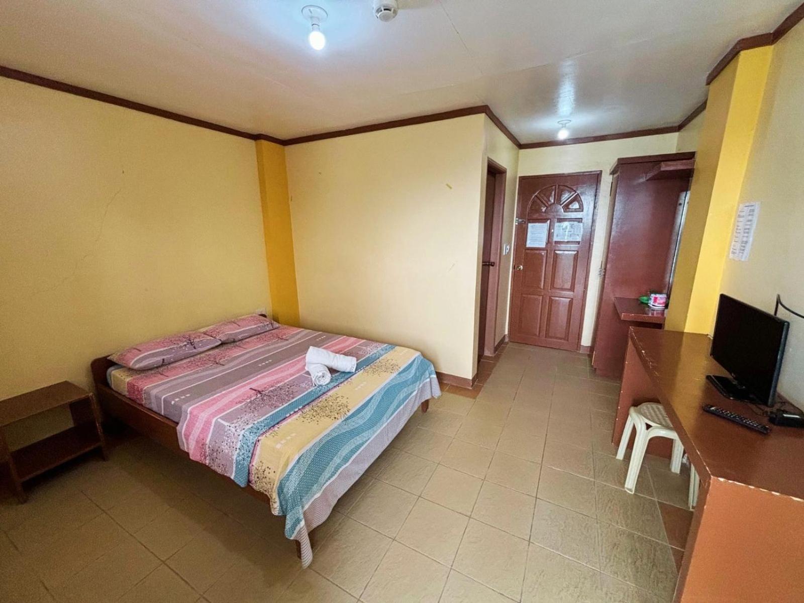 White Beach Hotel Puerto Galera Powered By Cocotel Bagian luar foto