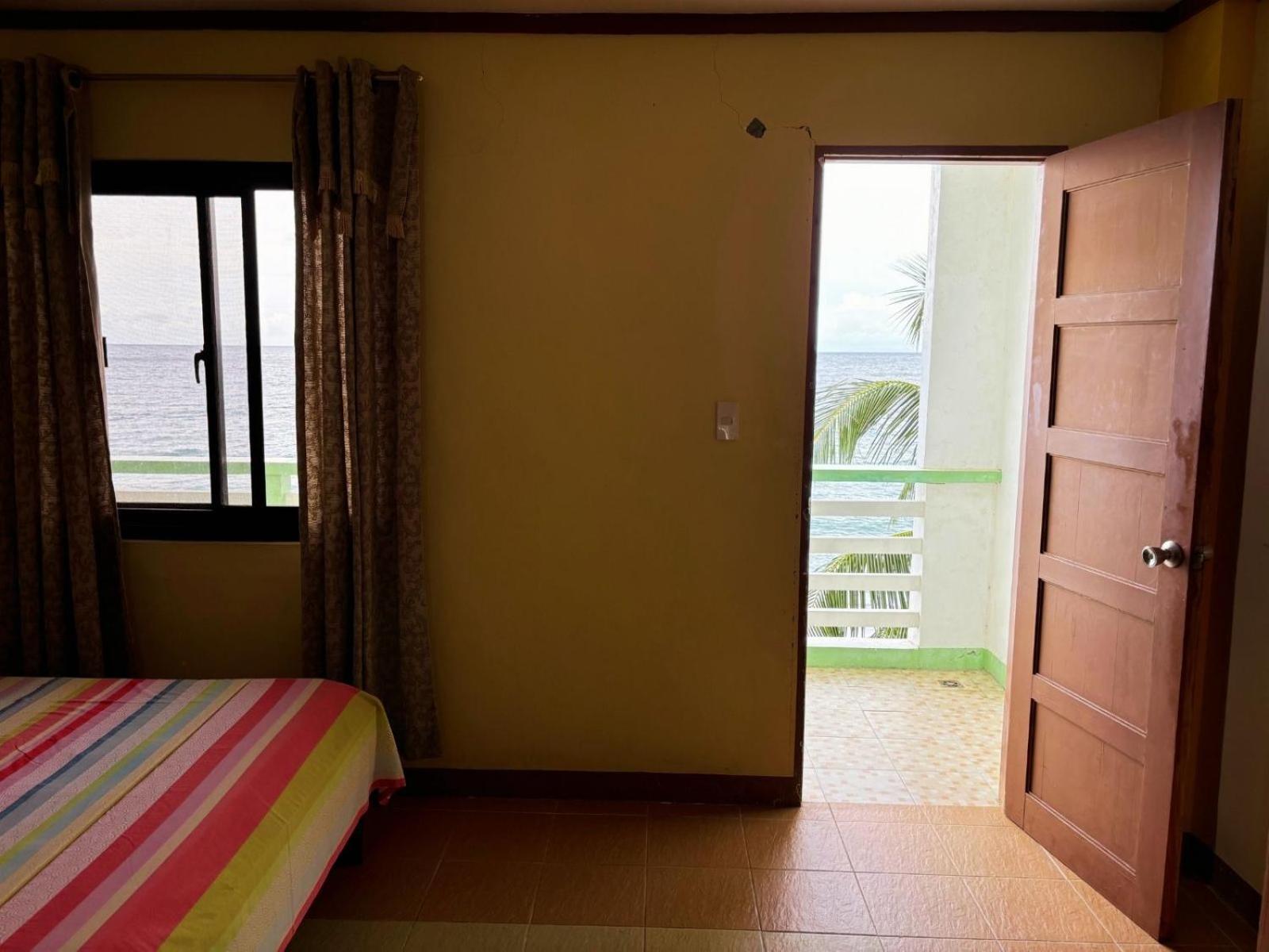 White Beach Hotel Puerto Galera Powered By Cocotel Bagian luar foto
