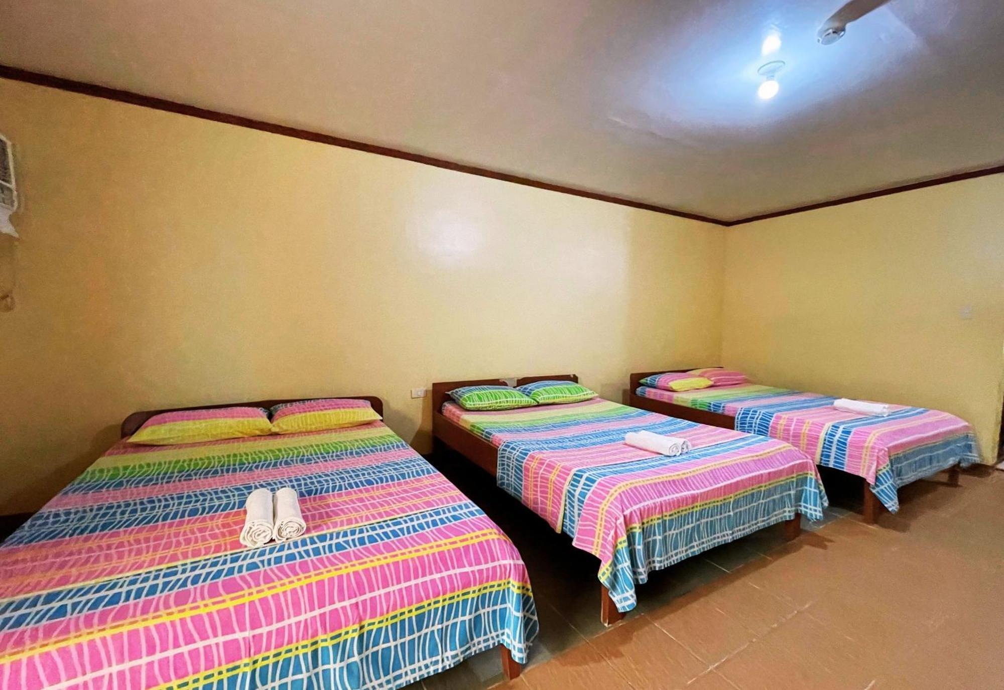 White Beach Hotel Puerto Galera Powered By Cocotel Bagian luar foto