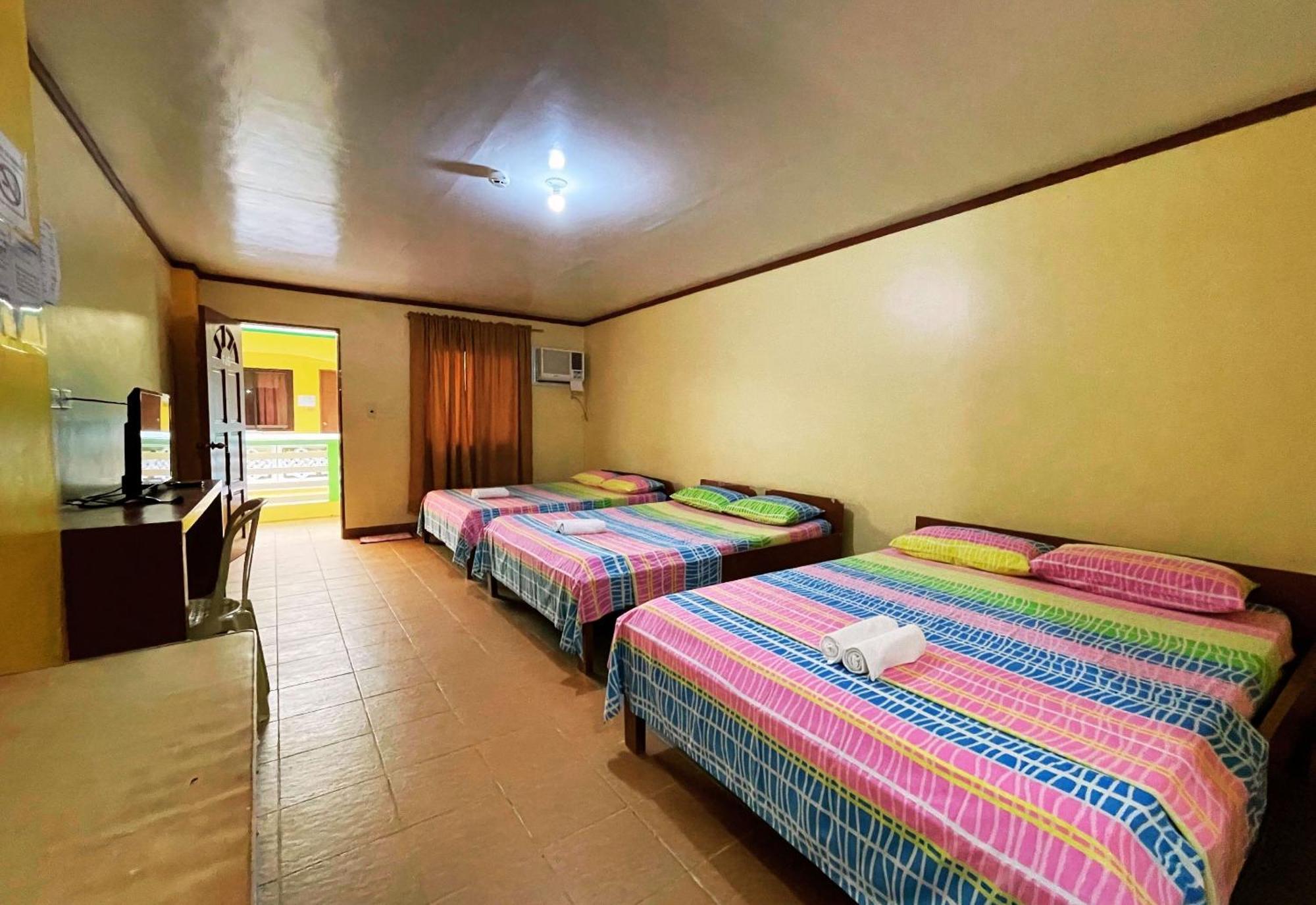 White Beach Hotel Puerto Galera Powered By Cocotel Bagian luar foto