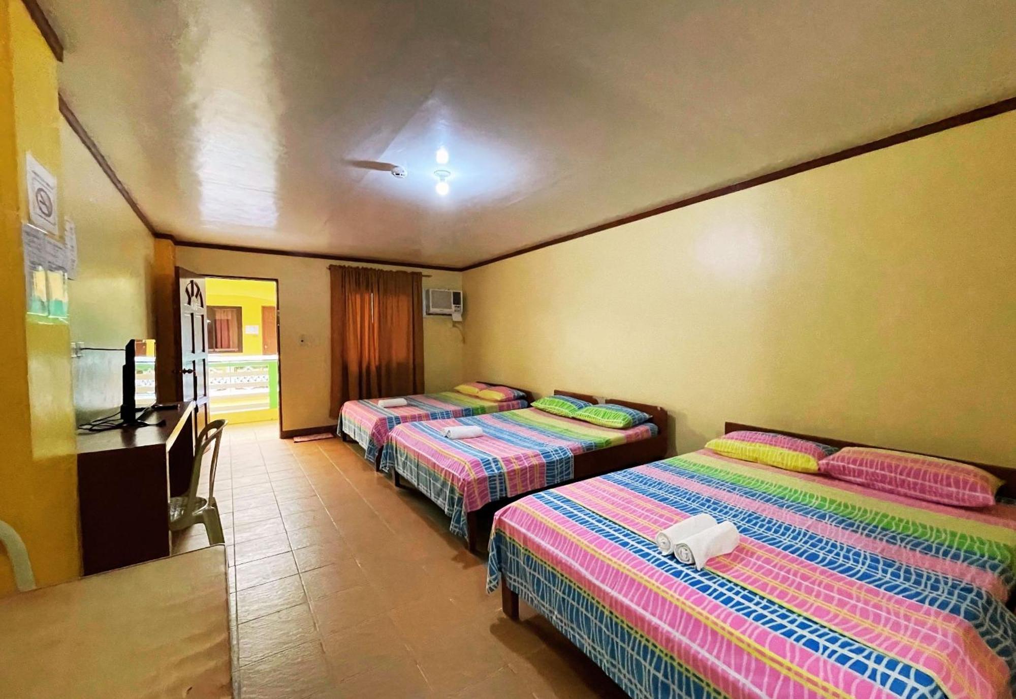 White Beach Hotel Puerto Galera Powered By Cocotel Bagian luar foto