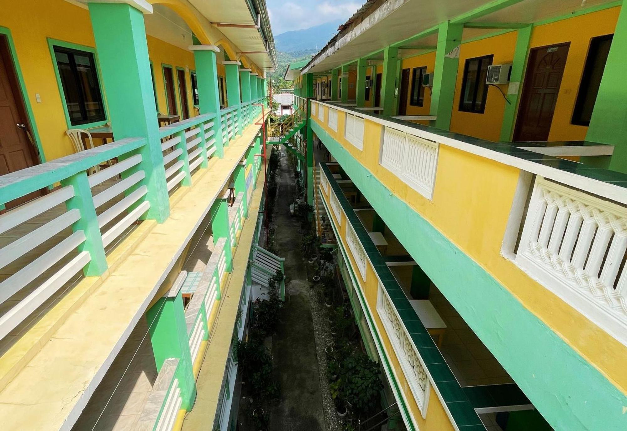 White Beach Hotel Puerto Galera Powered By Cocotel Bagian luar foto