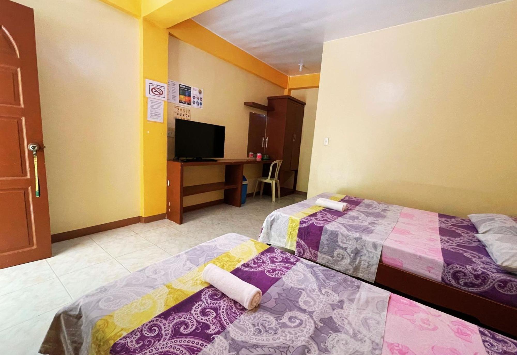 White Beach Hotel Puerto Galera Powered By Cocotel Ruang foto