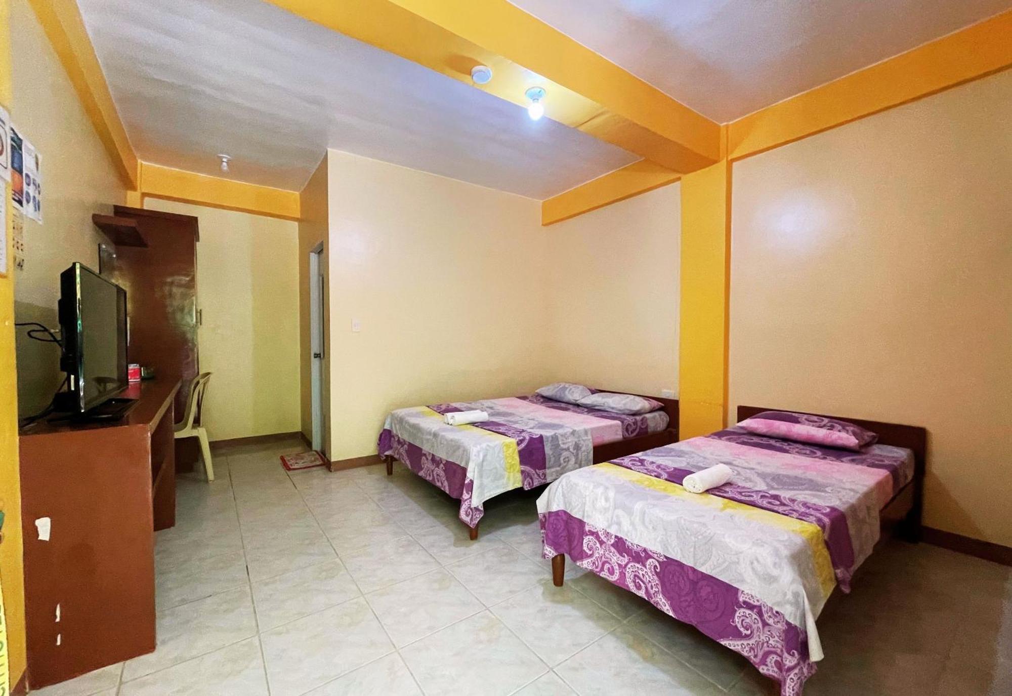 White Beach Hotel Puerto Galera Powered By Cocotel Bagian luar foto