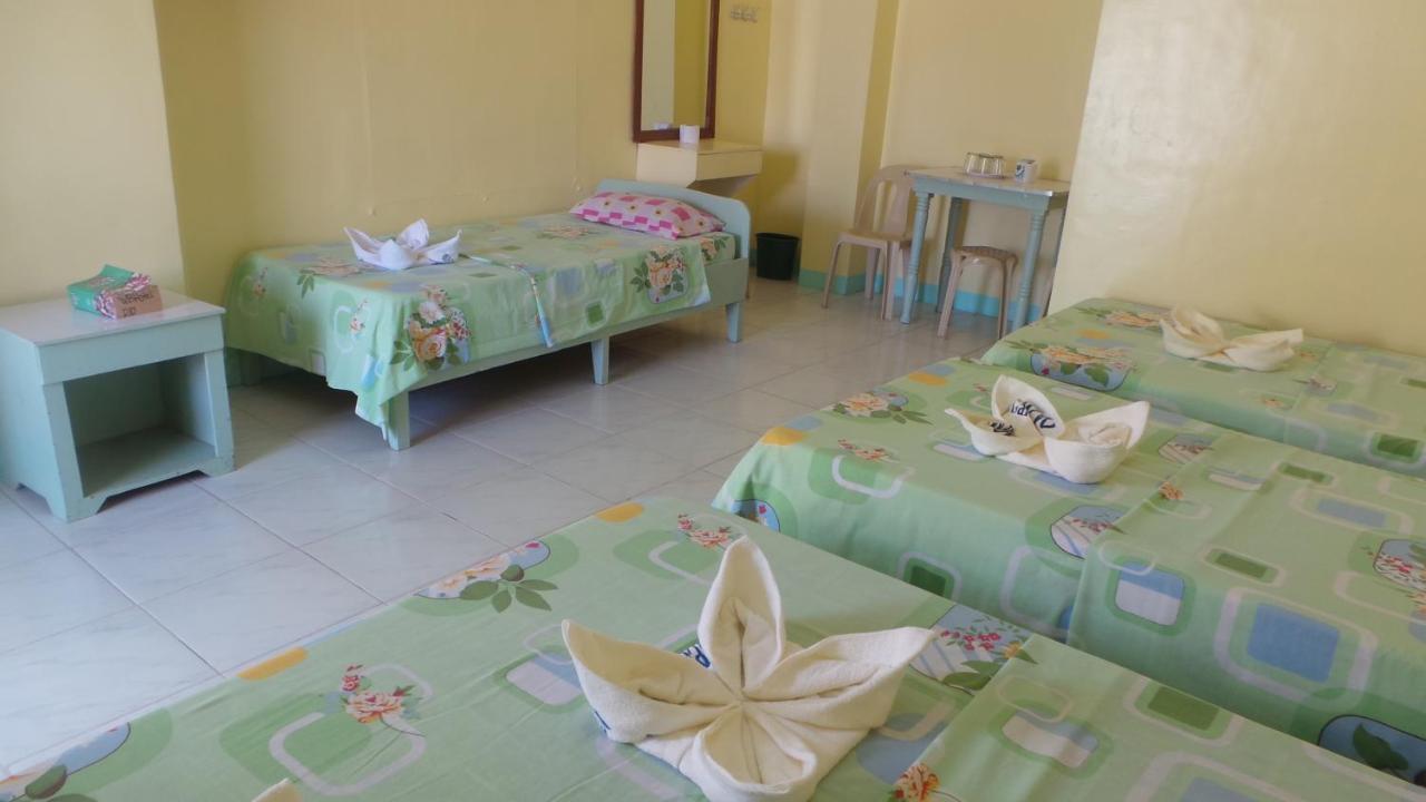 White Beach Hotel Puerto Galera Powered By Cocotel Ruang foto